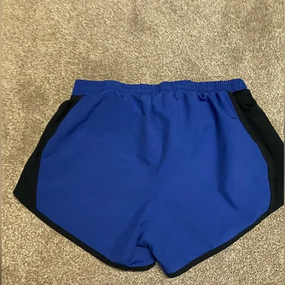 Under Armor Shorts - Picture 2 of 3
